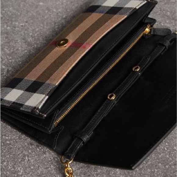 Burberry check details wallet on chain with detachable and adjustable strap - Picture 6 of 10